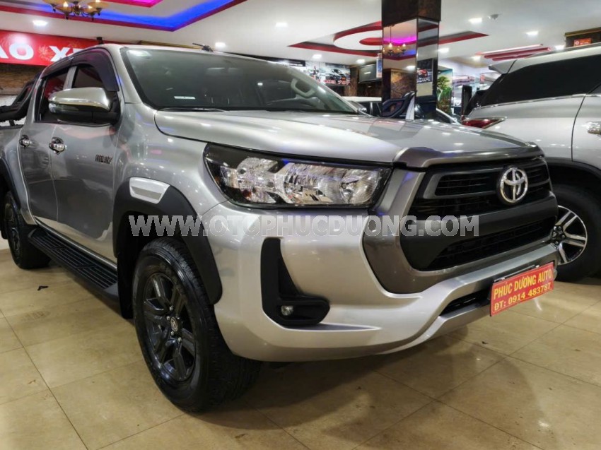 Toyota Hilux 2.4L 4x2 MT 2021