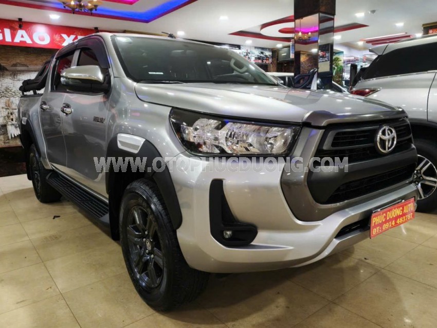 Toyota Hilux 2.4L 4x2 MT 2021